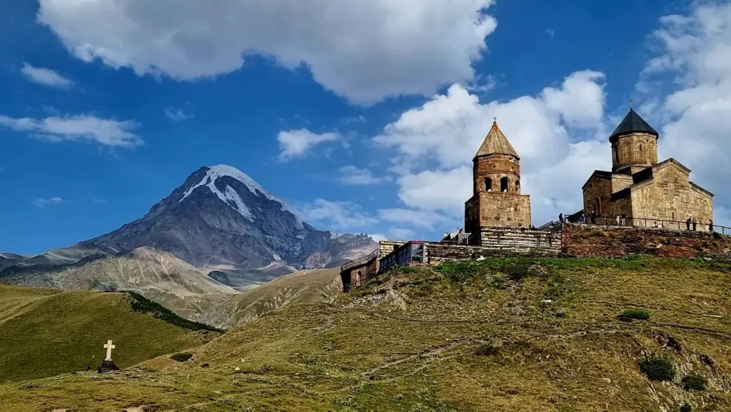 Georgia – Muntele Kazbek, Biserica Sfânta Treime din Gergeti -Marian Adventures