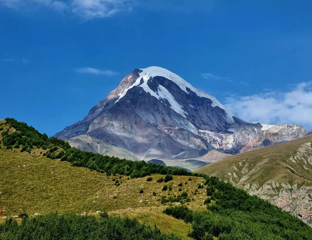 Georgia – Muntele Kazbek, Biserica Sfânta Treime din Gergeti -Marian Adventures